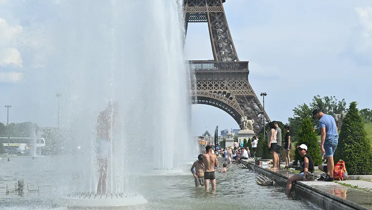 Crowd in fountains in front of Eiffel Tower