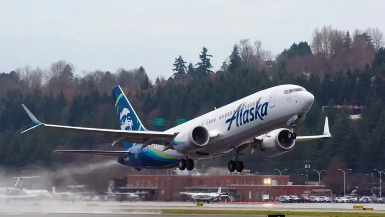 Alaska Airlines Boeing 737-8